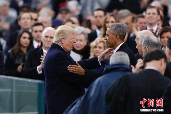 特朗普發(fā)表就職演說后與奧巴馬交談。 中新社記者 廖攀 攝