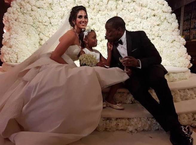 百萬(wàn)朵玫瑰布置超豪華婚禮 尼日利亞女首富之子娶妻 百萬(wàn)朵玫瑰布置超豪華婚禮 尼日利亞女首富之子娶妻