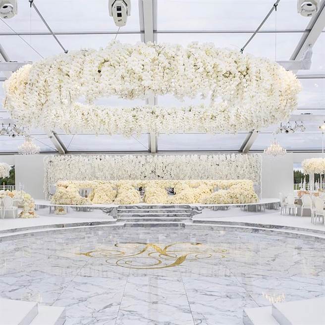 百萬(wàn)朵玫瑰布置超豪華婚禮 尼日利亞女首富之子娶妻 百萬(wàn)朵玫瑰布置超豪華婚禮 尼日利亞女首富之子娶妻