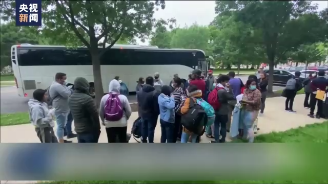 非法移民被運(yùn)至紐約 美國黨爭鬧劇再上演