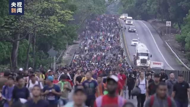 非法移民被運(yùn)至紐約 美國黨爭鬧劇再上演