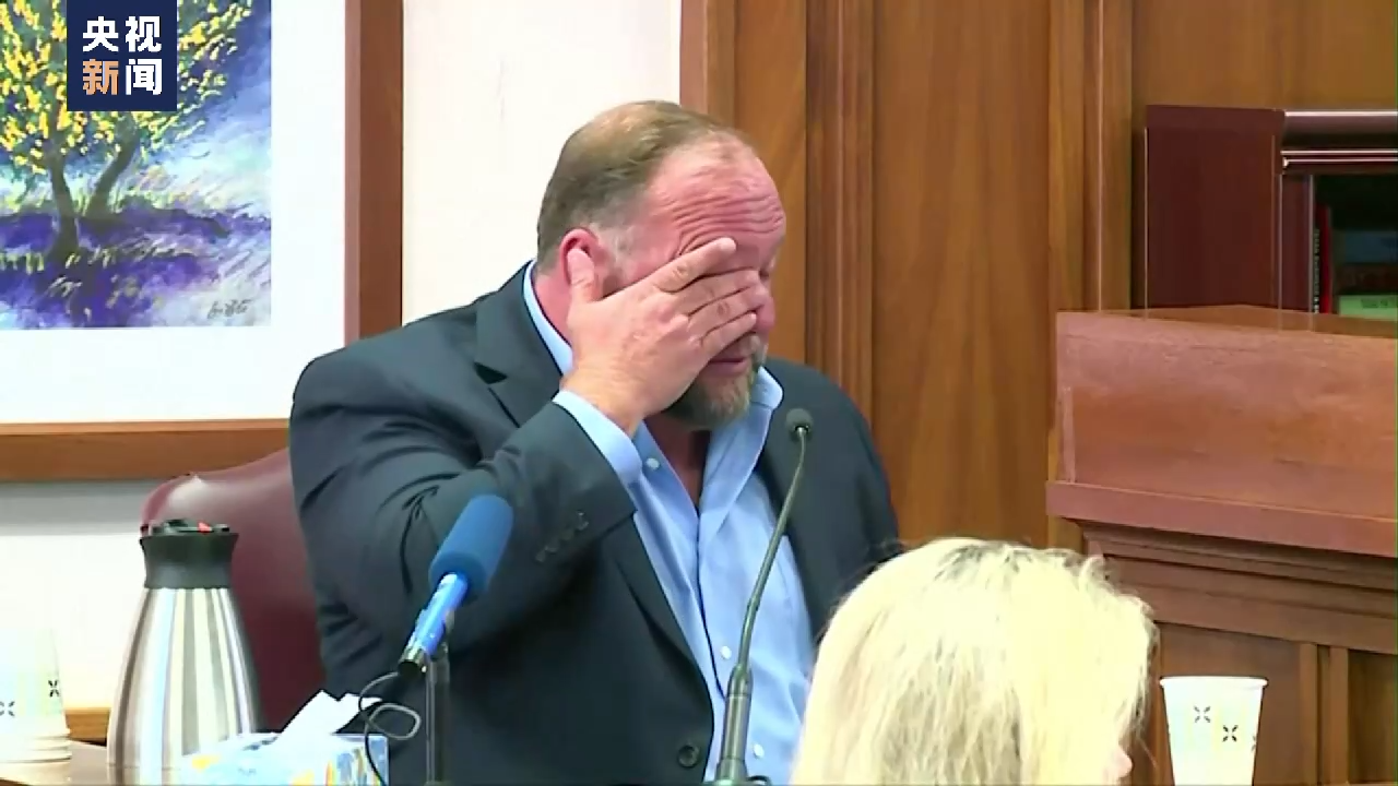 �Ա��Ʊ�������(gu��)�����W(xu��)У����AR-15�������|(zh��)��