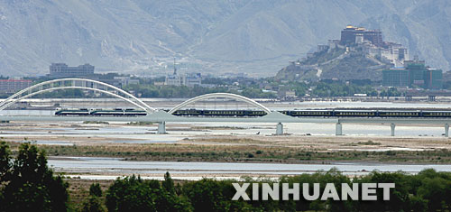 �ĸ��_��30��������ؽ�(j��ng)��������ٰl(f��)չ���؄e������F·ͨ܇����ӡ�˶���ɽ��߅�Q(m��o)ͨ���֏��_ͨ��ʹ���ؽ�(j��ng)�����_�Ÿ�֡�����͹�@�� �@��2006��7��1��11�r20���S�������_�l(f��)���ġ���2���Αc����܇ͨ�^���_���ش��������������F·ȫ��ͨ܇�� &nbsp;&nbsp;&nbsp;&nbsp;���A��ӛ�� �����_�� �z