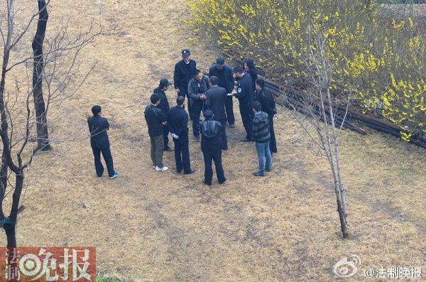 北京一家居建材市場(chǎng)坍塌 記者手機(jī)被搶人被抬出 北京一家居建材市場(chǎng)坍塌 記者手機(jī)被搶人被抬出