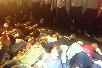 臺(tái)灣“學(xué)運(yùn)”團(tuán)體發(fā)動(dòng)突襲 反對(duì)“黑箱”加入亞投行 臺(tái)灣“學(xué)運(yùn)”團(tuán)體發(fā)動(dòng)突襲 反對(duì)“黑箱”加入亞投行