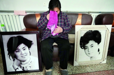 看著大女兒年輕時留下的照片,母親蔡朋娥不禁潸然淚下 攝/法制晚報記者 田寶希