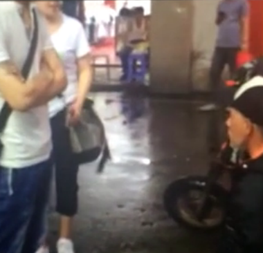 網(wǎng)曝廈門(mén)老人撞壞女子iPhone6 雨天下跪被扇耳光