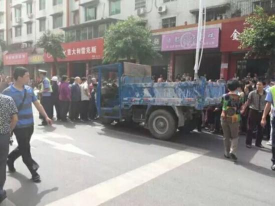 �Ĵ�����ǅ^(q��)һ����Ů�ӱ���݆؛܇�뉺����