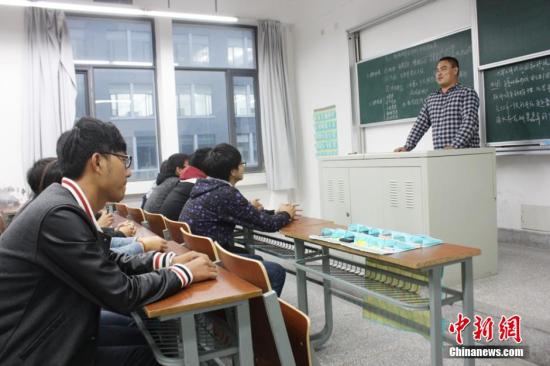 兩部門:現(xiàn)任校領導不能申報"萬人計劃"教學名師 兩部門:現(xiàn)任校領導不能申報"萬人計劃"教學名師