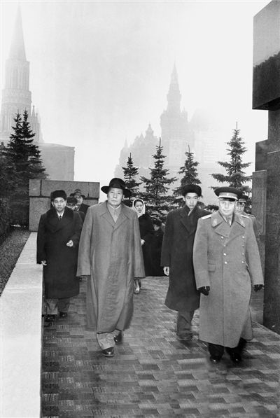 1957��11��5���������ڿ���ķ�֌m���l(w��i)�־��L��������ٌ���ͬ����ë��ϯ�ʴ���F���t��հ���Ќ�Ĺ�����I��Ȧ��ë��ϯ��Ȟ鷭�g��������҂Ȟ��l(w��i)ʿ���y��