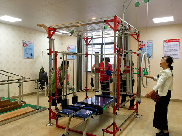 老年人在章貢區(qū)三康廟社區(qū)居家養(yǎng)老中心鍛煉身體 央視網(wǎng)鄭芳攝