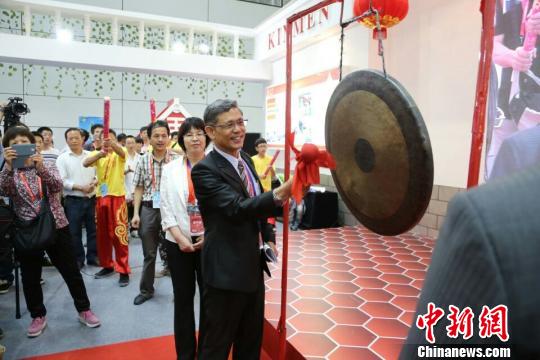 金門(mén)縣副縣長(zhǎng)“鳴鑼”引陸客 金門(mén)縣副縣長(zhǎng)“鳴鑼”引陸客