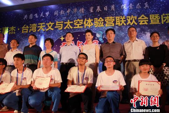 宋祖英與兩岸學(xué)子同唱“愛我中華”(圖) 宋祖英與兩岸學(xué)子同唱“愛我中華”(圖)