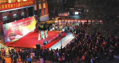 活動(dòng)持續(xù)一周 今晚可看臺(tái)灣布袋戲(圖) 活動(dòng)持續(xù)一周 今晚可看臺(tái)灣布袋戲(圖)