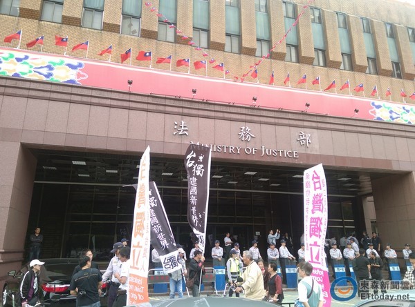 高雄挾警案續(xù):6嫌犯自盡 2人質(zhì)平安獲釋 高雄挾警案續(xù):6嫌犯自盡 2人質(zhì)平安獲釋