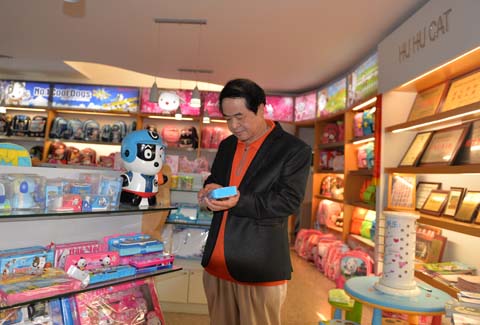 臺(tái)商陳德龍與他的“文具王國(guó)” 臺(tái)商陳德龍與他的“文具王國(guó)”