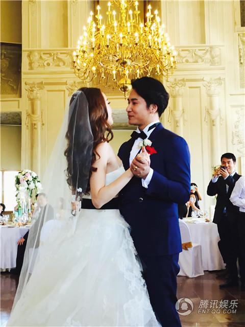 歐弟與愛(ài)妻捷克古堡內(nèi)辦浪漫婚禮 現(xiàn)場(chǎng)照曝光