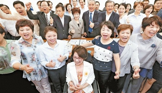 洪秀柱自稱“會飛母雞”帶黨勝選藍營反應(yīng)不一 洪秀柱自稱“會飛母雞”帶黨勝選藍營反應(yīng)不一