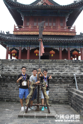 鄂臺兩岸大學生參觀荊州古城墻 鄂臺兩岸大學生參觀荊州古城墻