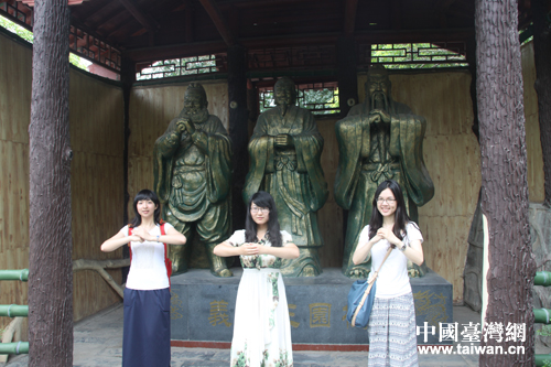 鄂臺兩岸大學生參觀荊州古城墻 鄂臺兩岸大學生參觀荊州古城墻