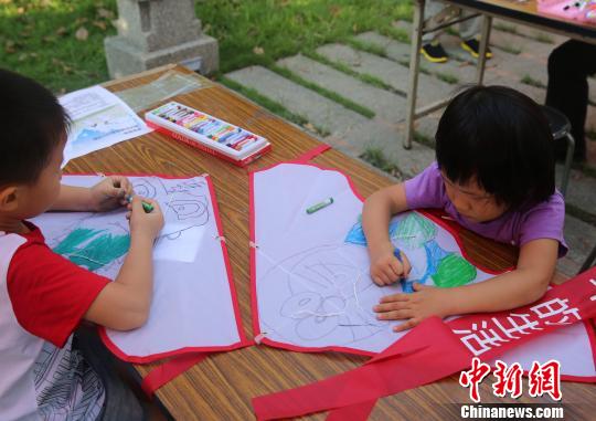 臺(tái)灣嘉義觀音大士爺巨型風(fēng)箏飛上天象征兩岸和合一家人 臺(tái)灣嘉義觀音大士爺巨型風(fēng)箏飛上天象征兩岸和合一家人