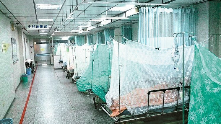 臺(tái)南登革熱延燒病患激增:病人罵慢 醫(yī)生喊累(圖) 臺(tái)南登革熱延燒病患激增:病人罵慢 醫(yī)生喊累(圖)