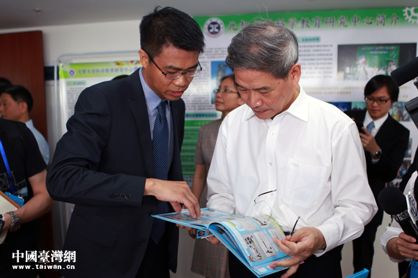 張志軍考察湖北臺灣青年創(chuàng)業(yè)孵化器并與青年互動 張志軍考察湖北臺灣青年創(chuàng)業(yè)孵化器并與青年互動