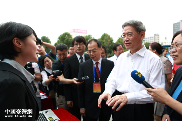 張志軍考察湖北臺灣青年創(chuàng)業(yè)孵化器并與青年互動 張志軍考察湖北臺灣青年創(chuàng)業(yè)孵化器并與青年互動