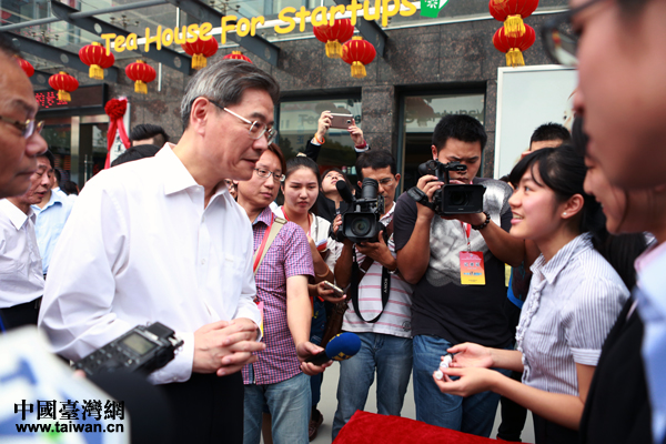張志軍考察湖北臺灣青年創(chuàng)業(yè)孵化器并與青年互動 張志軍考察湖北臺灣青年創(chuàng)業(yè)孵化器并與青年互動