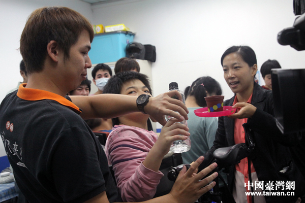 臺灣伊甸殘障福利基金會日間照料中心工作人員在輔導(dǎo)身心障礙者 臺灣伊甸殘障福利基金會日間照料中心工作人員在輔導(dǎo)身心障礙者