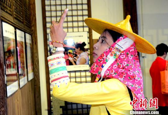 �������顤һ���H�����{�DŮˇ�g��(ji��)�zӰչ���ņ�Ļ