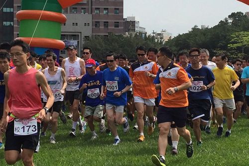 �RӢ���߹�����ɢ���������l؟(z��)���У����ı���