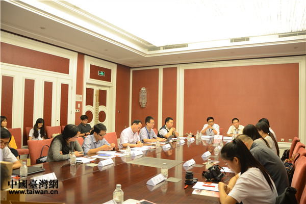 �ɰ��W(xu��)�߹���һ��̽ӑ�����Ļ��wϵ���O(sh��)