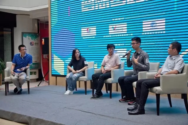 演講嘉賓與在場的臺灣青年進(jìn)行交流并回答提問 演講嘉賓與在場的臺灣青年進(jìn)行交流并回答提問