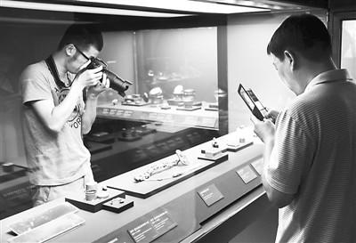 臺北故宮解禁拍照前途未卜 試辦三個月毀譽(yù)兩極 臺北故宮解禁拍照前途未卜 試辦三個月毀譽(yù)兩極