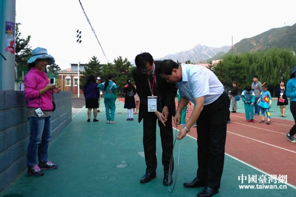 軍響中心小學校長(右)與中山小學校長(左)交流滾鐵環(huán)游戲 軍響中心小學校長(右)與中山小學校長(左)交流滾鐵環(huán)游戲