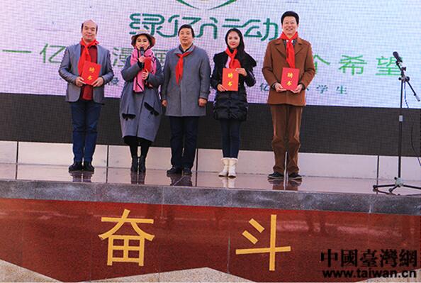 兩岸同胞攜手辦公益 環(huán)保漫畫書走進奮斗小學(xué) 兩岸同胞攜手辦公益 環(huán)保漫畫書走進奮斗小學(xué)