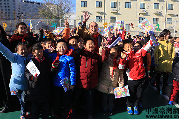 兩岸同胞攜手辦公益 環(huán)保漫畫書走進奮斗小學(xué) 兩岸同胞攜手辦公益 環(huán)保漫畫書走進奮斗小學(xué)