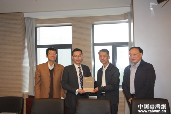 吳國(guó)禎與臺(tái)灣青年學(xué)者北京智庫(kù)參訪團(tuán)進(jìn)行交流座談 吳國(guó)禎與臺(tái)灣青年學(xué)者北京智庫(kù)參訪團(tuán)進(jìn)行交流座談