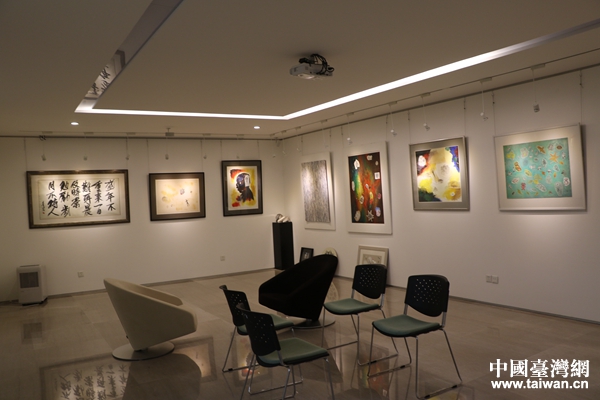 黃金德家地下一層的墻上掛滿(mǎn)了他的作品 黃金德家地下一層的墻上掛滿(mǎn)了他的作品