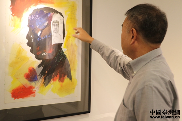 黃金德向記者講述畫(huà)上記錄的內(nèi)容 黃金德向記者講述畫(huà)上記錄的內(nèi)容