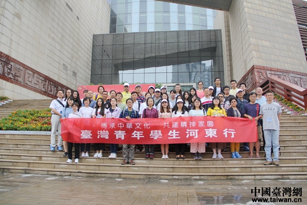 兩岸青年學(xué)生山西運(yùn)城雨中拜關(guān)公 兩岸青年學(xué)生山西運(yùn)城雨中拜關(guān)公