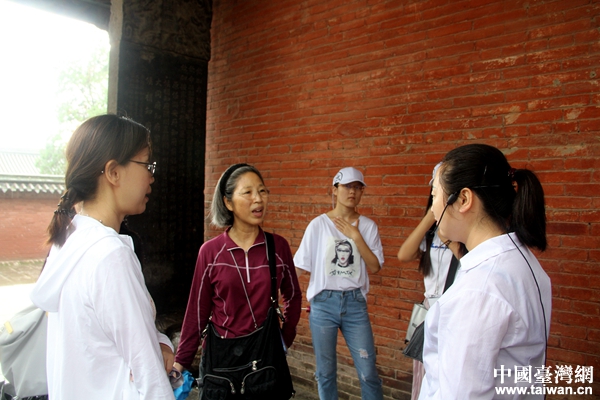 兩岸青年學(xué)生山西運(yùn)城雨中拜關(guān)公 兩岸青年學(xué)生山西運(yùn)城雨中拜關(guān)公