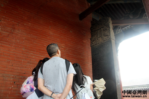 兩岸青年學(xué)生山西運(yùn)城雨中拜關(guān)公 兩岸青年學(xué)生山西運(yùn)城雨中拜關(guān)公