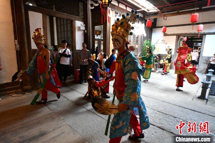 ����ϣ�һȺ��00�����ꎧ���˰˼Ҍ��赸������������ �z