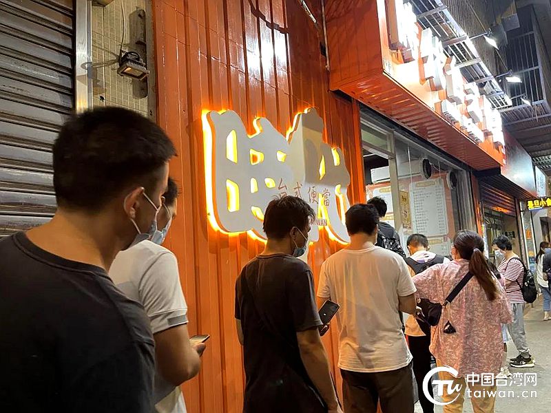 民眾排隊領取鹵肉飯