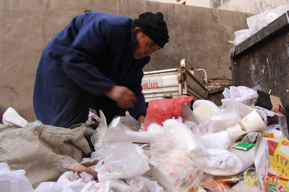 新疆阿克蘇老人拾荒12年還債50萬(wàn) 新疆阿克蘇老人拾荒12年還債50萬(wàn)