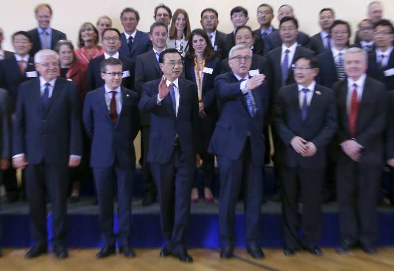 李克強(qiáng)出席第二次中歐創(chuàng)新合作對(duì)話并同代表合影 李克強(qiáng)出席第二次中歐創(chuàng)新合作對(duì)話并同代表合影