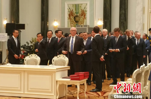 習(xí)近平訪白有趣一幕省長(zhǎng)部長(zhǎng)排隊(duì)上場(chǎng)簽約(圖)