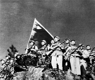 走進(jìn)“上甘嶺特功八連”——站在布滿(mǎn)381個(gè)彈孔的戰(zhàn)旗前_fororder_1